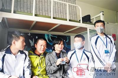 邬舜仙（中）和学友们在寝室。