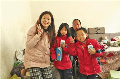 2020年12月29日，北京语言大学学生柏露（左一）去看望梦琪（左二）一家。本版图片/受访者供图