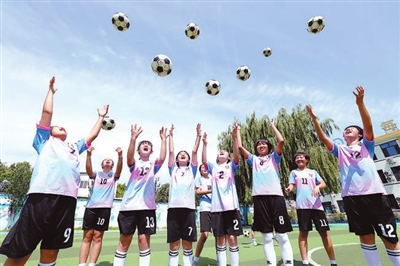 河北省唐山市丰润区西实验小学女足队员在训练中