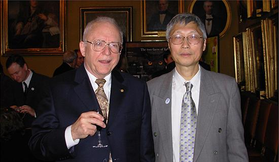 　　2005年马龙生教授（右）相关研究成果被载入诺贝尔物理学奖公告资料后，受邀出席颁奖典礼与约翰·霍尔合影。