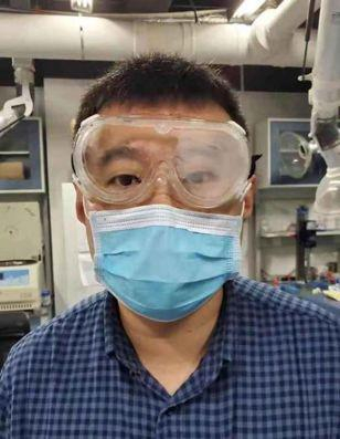 　　孙大陟测试公司防雾湿巾效果，左边镜片已擦拭防雾湿巾，右边镜片未擦拭防雾湿巾。南方科技大学官微