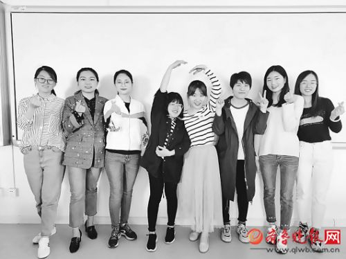 　　从左到右为该寝室女生：杨圣洁、徐月新、王亚卓、李苒、黄燕、徐春悦、曹若菡、王静茹。　见习记者　王凯　摄