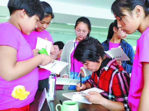 孩子们围着“仙草姐姐”签名