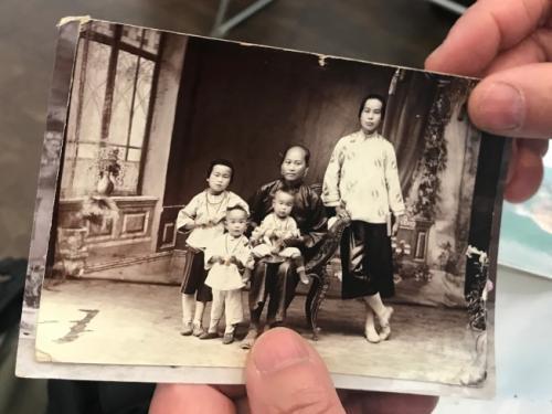 梁晋展示父亲家人在中国的照片。(图片来源：美国《世界日报》记者 牟兰 摄)