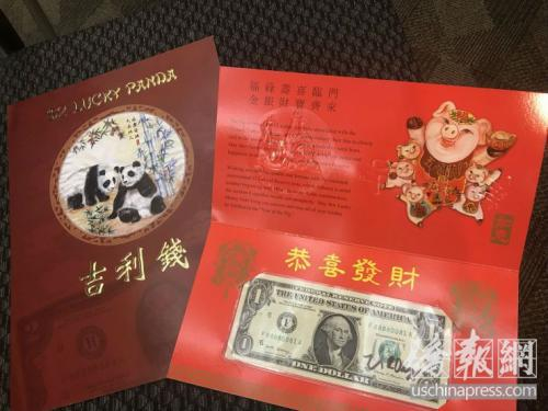 熊猫吉利钱（左）及猪年生肖吉利钱。（图片来源：美国侨报记者 徐一凡 摄）