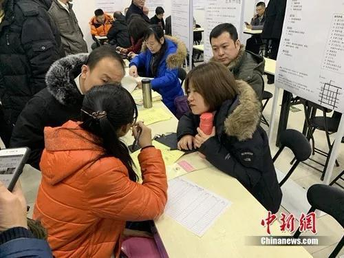 资料图：北京某人才市场上，求职者和招聘者正在交谈。中新网&nbsp;吴涛 摄