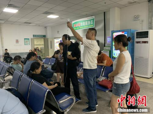 受害人谢雕母亲在医院接受治疗 杨雨奇 摄