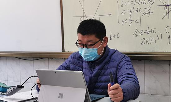 杜明明老师在上数学直播课。澎湃新闻记者 杨喆&nbsp; 图