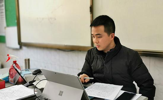 语文老师肖亚在上直播课。澎湃新闻记者 杨喆&nbsp; 图