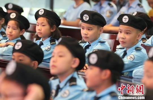 小学员们参加江苏少年警校揭牌仪式。　泱波 摄