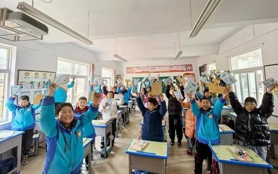 ▲2025年，“育花行”公益阅读项目来到安徽省安庆市岳西县黄尾镇中心学校进行实地回访。图/合肥经济学院