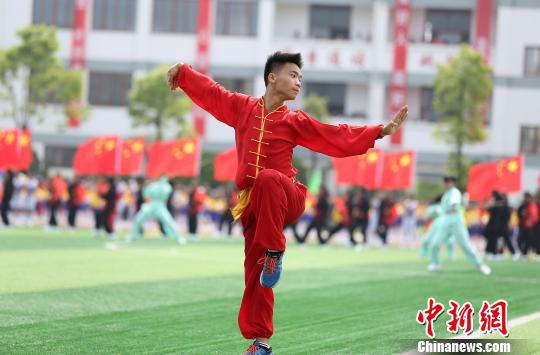 参加2018俄罗斯世界杯开幕式的丹寨籍护旗手王邦建在表演武术。　黄晓海 摄