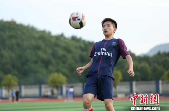  参加2018俄罗斯世界杯开幕式的丹寨籍护旗手蒋啸在练球。　黄晓海 摄