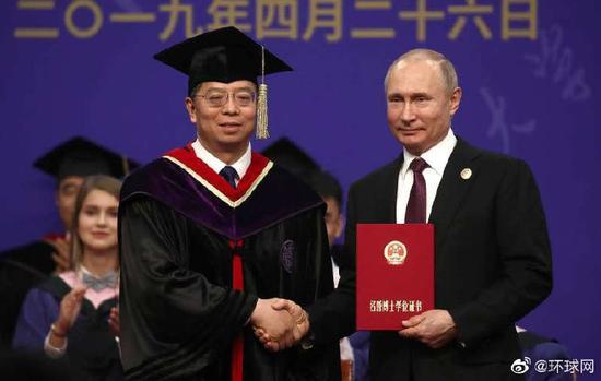 清华校长为普京颁发名誉博士学位证书