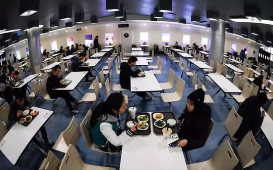 就餐区域模拟真实机舱位置划分