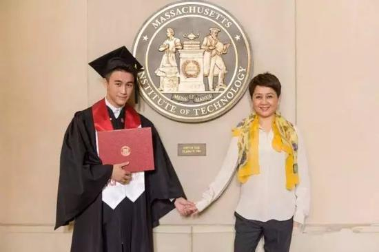 在其他富二代晒豪车，晒豪表，晒美女，晒party的时候，他居然在晒！成！绩！