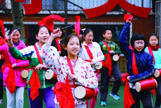 孩子学习打腰鼓。 摄/本报记者 &nbsp;云凯杰