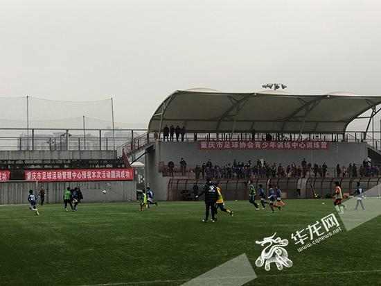 市足协青训中心会定期举行训练营等活动，为队员提供交流、学习的平台。资料图