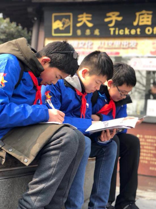 红领巾理事会的小伙伴们在南京实地调研。&nbsp;活动主办方供图