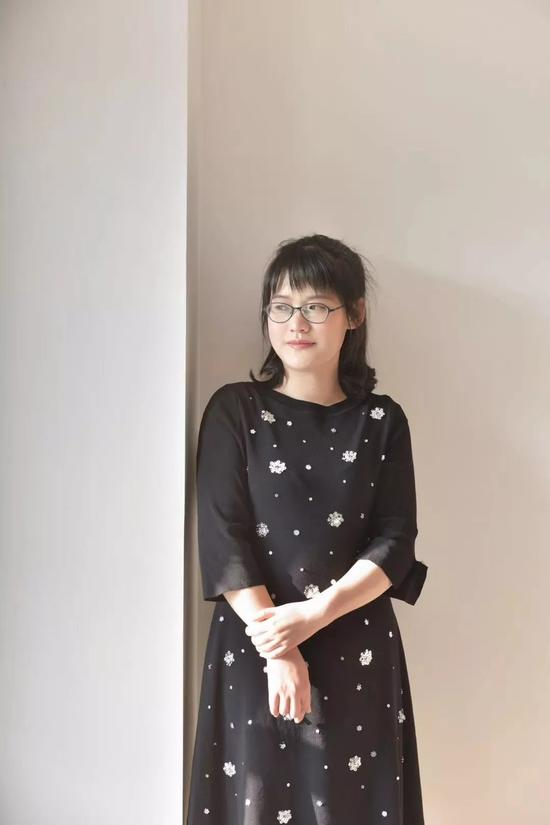 ▲陪女儿拍艺术照，被抓拍的王悦微。受访者供图