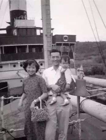 1953年初，朱木兰携小兰探访当时 在“慈云”轮上担任大副的赵锡成