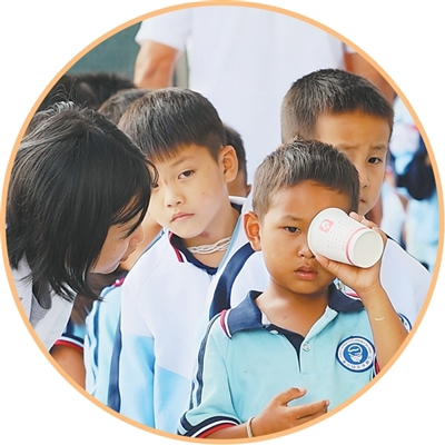 孟连县戈的小学学生在进行视力筛查。　　田静莎摄