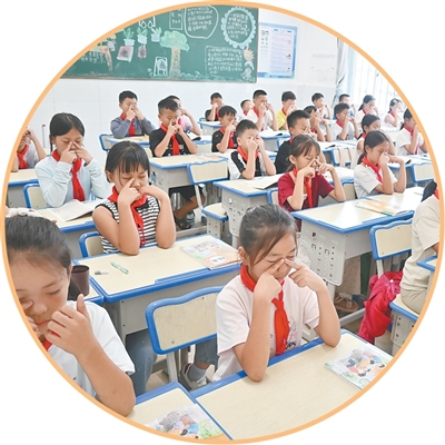 屏边县湾塘小学学生在做眼保健操。　　屏边县委宣传部供图