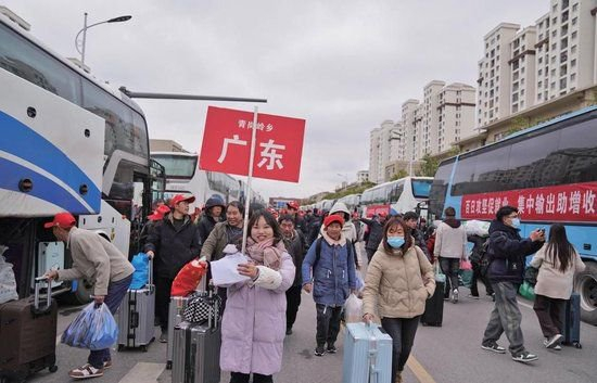 2月8日，外出务工人员在昭通市昭阳区排队上车。当日，云南省昭通市农村劳动力转移就业集中输送欢送仪式在昭阳区举行。　新华社发（梁志强　摄）
