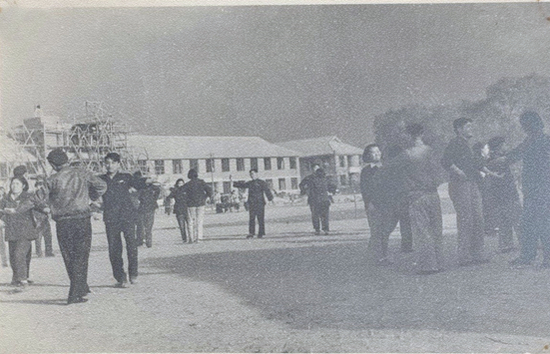 学生在即将竣工的大四合院跳舞