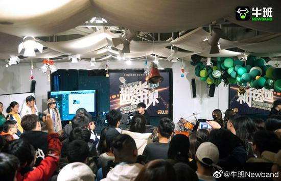 胡校长公开课现场，站在左侧白板前穿黄色卫衣的女孩就是林楚雯
