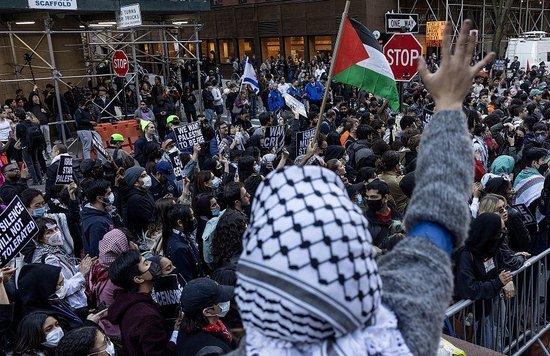 当地时间2024年4月22日，纽约大学的亲巴勒斯坦学生和教师占领了校园的一个广场，并宣布这是加沙团结营地。