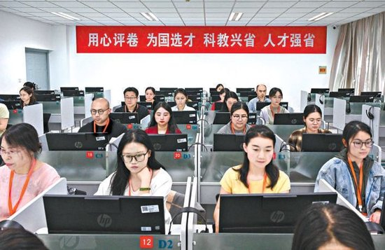 阅卷人员在南京师范大学评卷点阅卷。新华社发