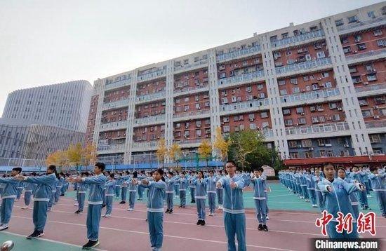 从2024年秋季学期开始，北京义务教育学校推动落实“课间一刻钟”。图为北京八中学生在大课间做自编操。记者 杜燕 摄