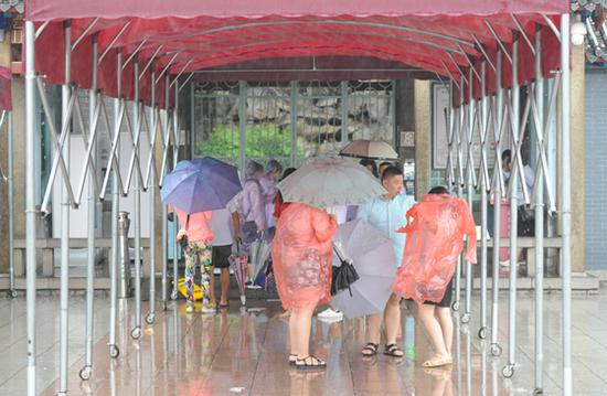 &nbsp;昨日，受台风天气影响，天下第一泉景区采取闭园措施，停止游客入园&nbsp;