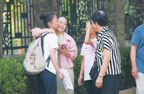 6月24日,东直门中学考点,全家上阵送考。