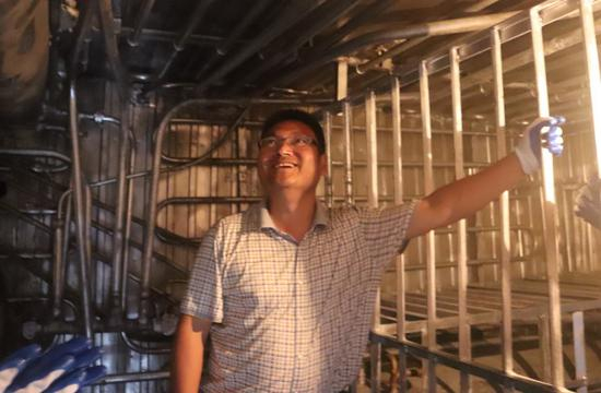 研发者周卫国介绍制冷设备结构