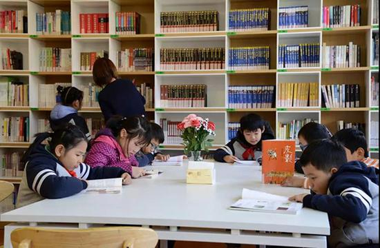 杨浦区教育学院实验小学放学后，同学们阅读课外书籍。（摄影：郑逸洁）
