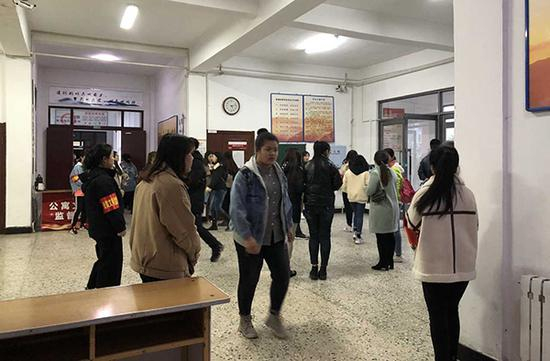学生干部在公寓门口进行监督检查。受访者供图