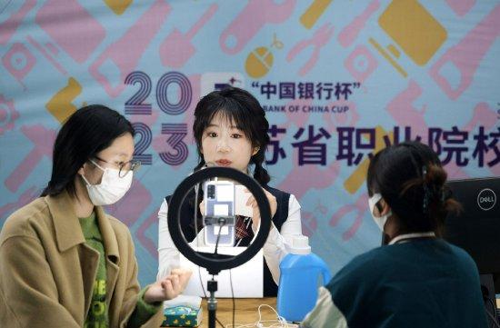 2023年3月16日,2023年江苏省职业院校技能大赛高职财经商贸类·电子商务技能项目在江苏航运职业技术学院举行,来自全省66支高职院校的参赛队伍、264名选手通过网店开设装修、直播营销和网店运营推广等环节进行组织管理能力、团队合作能力、创新思维能力等方面的比拼。视觉中国 图