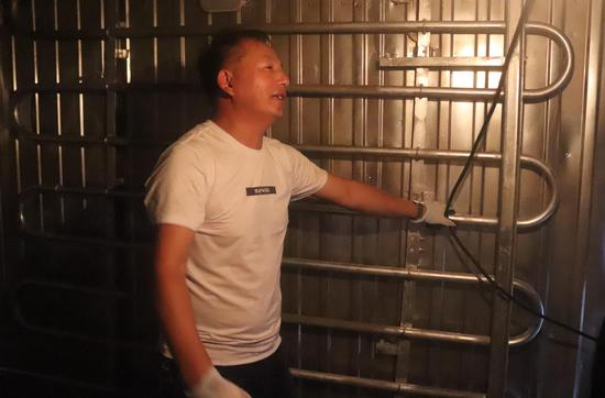 船老大介绍该设备带来的经济效益