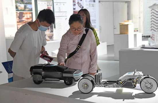 考生和家长在北京工业大学，参观学校展出的设计作品。
