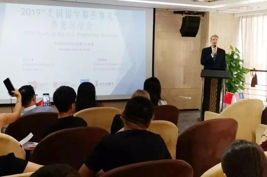 美国驻成都总领事馆商务领事范思杰先生