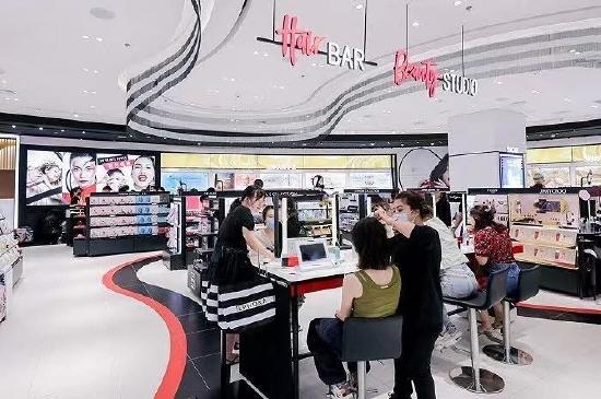 消费者于丝芙兰海口万象城店Hair Bar头皮头发护理站体验头皮检测服务