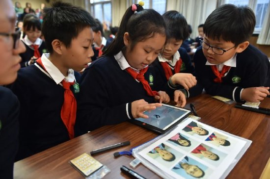 黑芝麻胡同小学学生在人工智能课上进行人脸识别的学习。受访者供图
