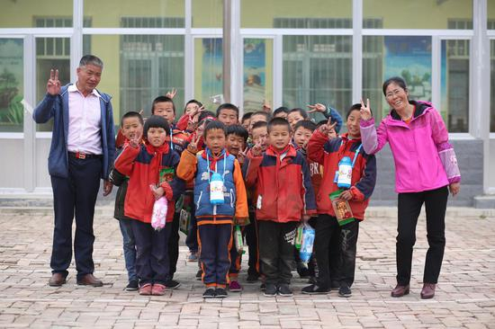 青海卡子教学点的曹老师夫妇与他的学生们
