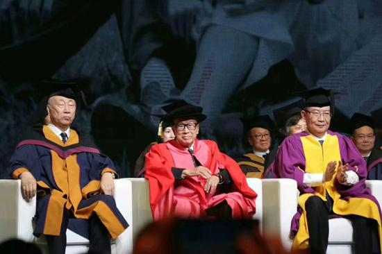 李嘉诚出席汕头大学毕业典礼