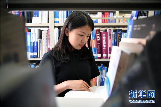 江梦南在图书馆翻阅专业书籍 （新华网发 石天蛟摄）