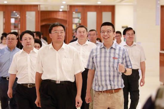 省政协主席毛万春到三亚学院开展调研