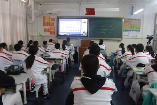 北京101中学微语言中外双师互动直播课堂上课实景