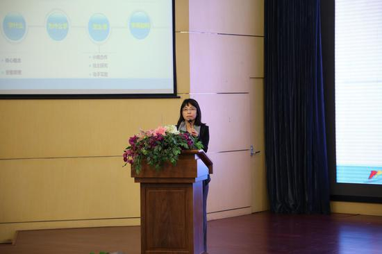 北京师大二附中校长助理相红英作基于项目式学习方式的教学探索的主题报告
